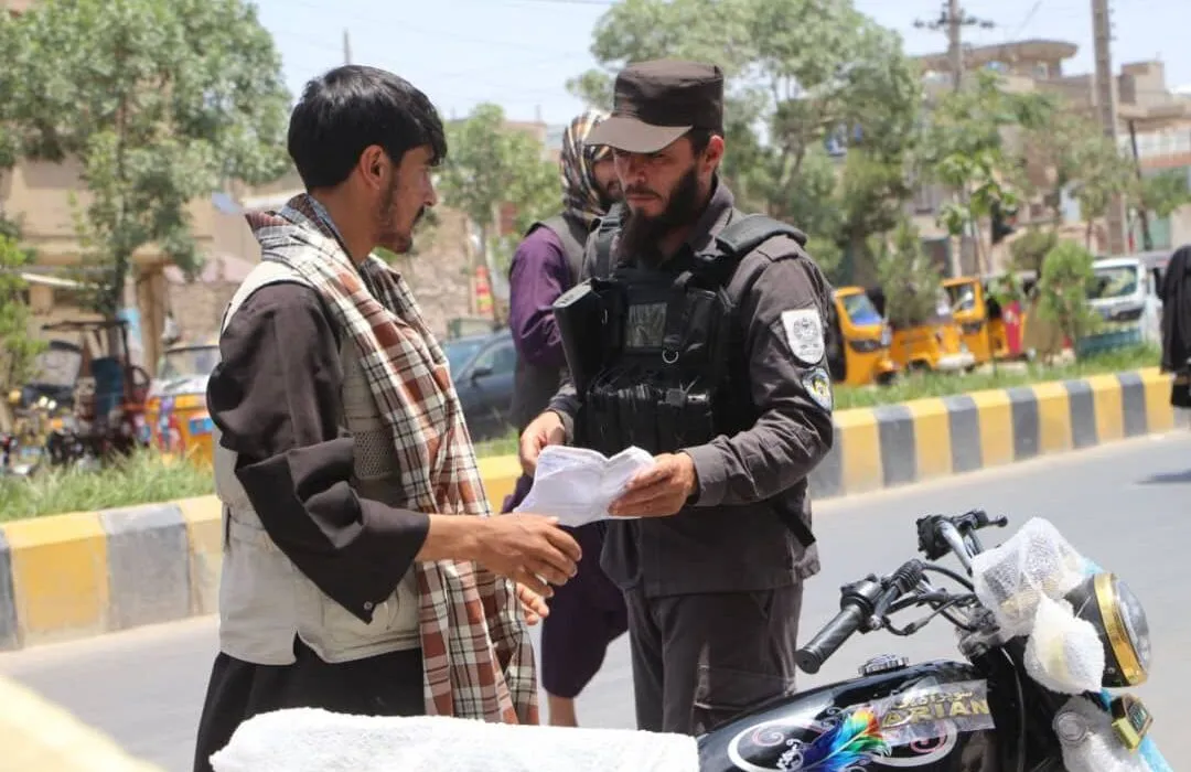 نیروی تالبان در حال بازرسی مردم
